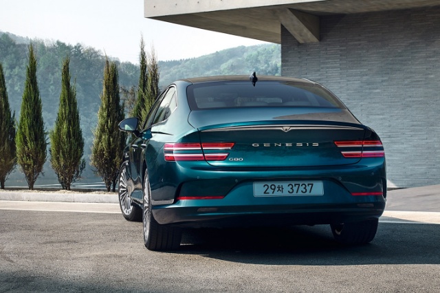 ELECTRIFIED G80（ジェネシスのEV)のリアビューの写真