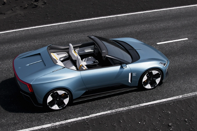 ポールスターo2（ポールスターのEV)のリアビューの写真