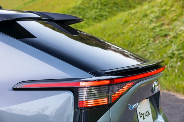 bZ4X（トヨタのEV）のテールウィング写真