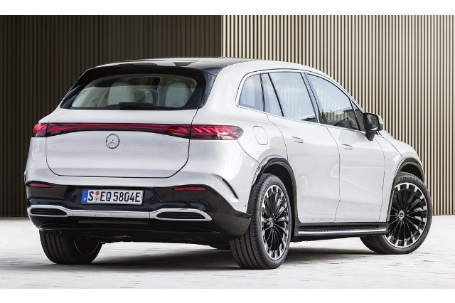 EQS SUV（メルセデス・ベンツのEV）リアビューの写真
