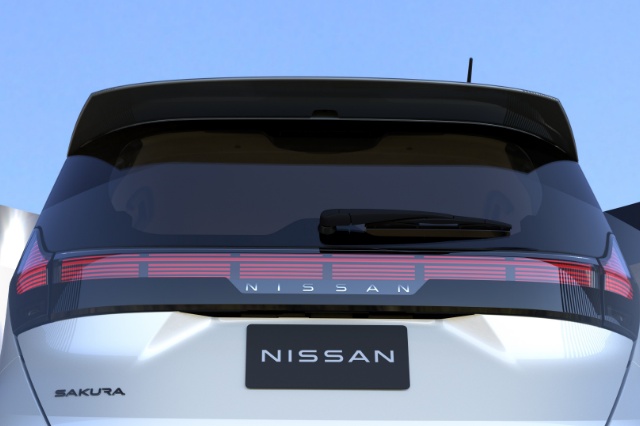 SAKURA（日産のEV）のリアビュー写真