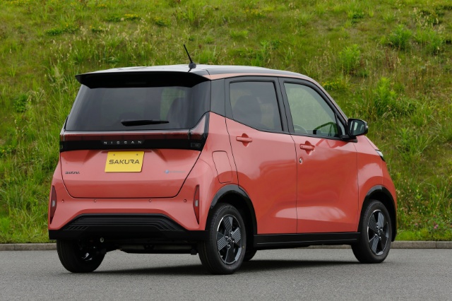 SAKURA（日産のEV）のリアビュー写真