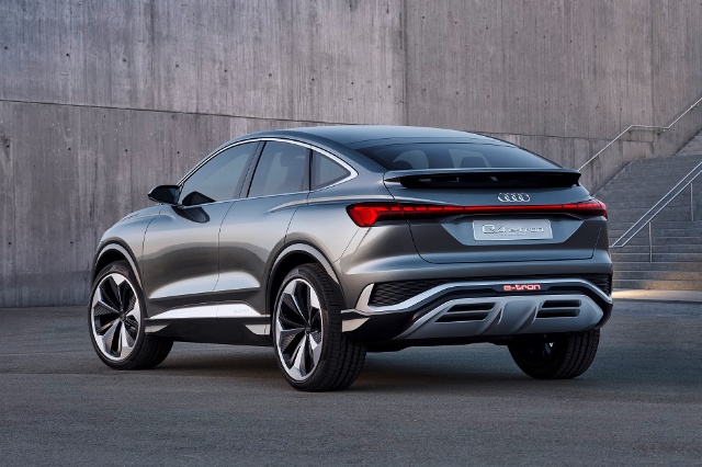 Q4 e-tron（AudiのEV）リアビューの写真