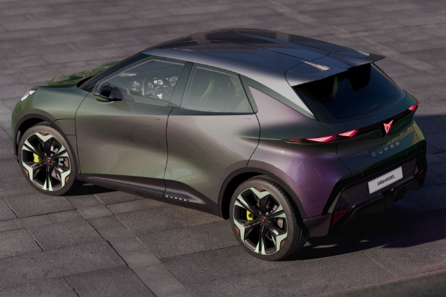 UrbanRebel（クプラのEV)のリアビューの写真