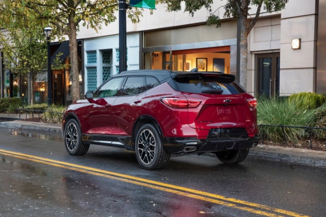 ブレイザーEV（シボレーのEV)のリアビューの写真