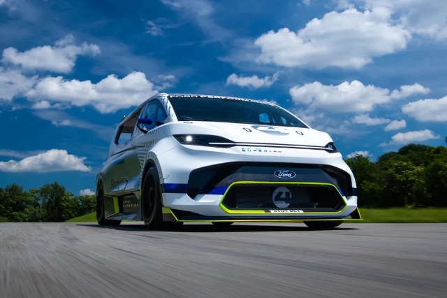 Ford Pro Electric SuperVan（FORDのEV)の外観の写真
