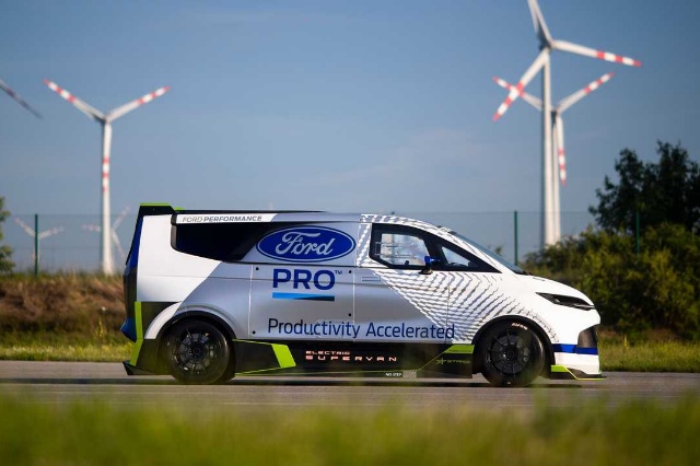 Ford Pro Electric SuperVan（FORDのEV)のサイドビューの写真