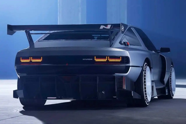 Nビジョン74（ヒュンデのEV)のリアビューの写真