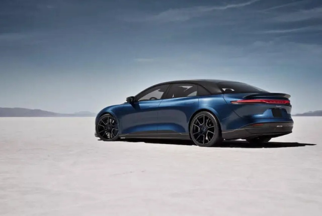 エアーサファイア（ルシーダのEV)のリアビューの写真