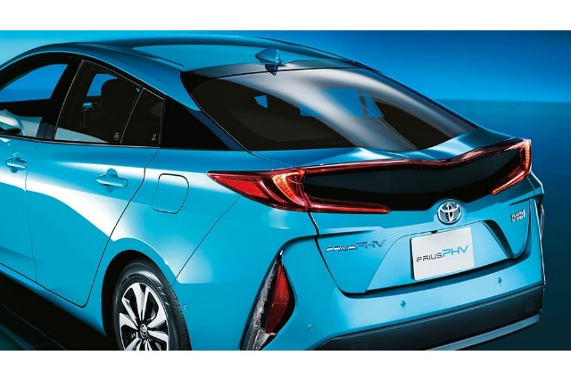 プリウスPHV（トヨタのPHEV)のリアビューの写真
