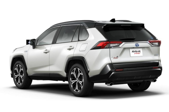 RAV4 PHV（トヨタのPHEV)のリアビューの写真