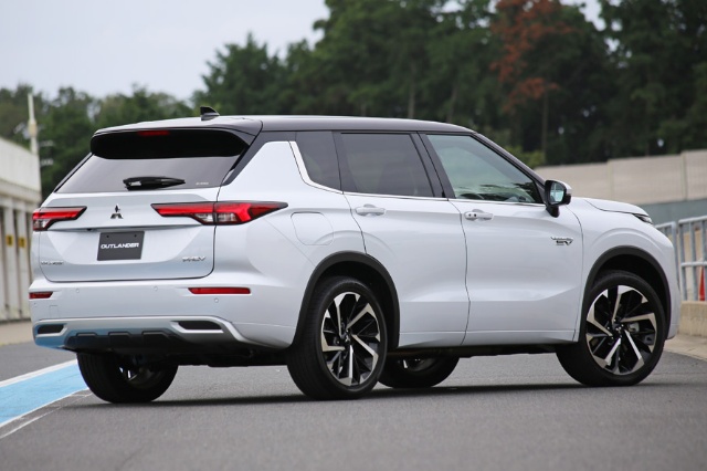 アウトランダーPHEV（三菱自動車のPHEV）のリアビュー写真