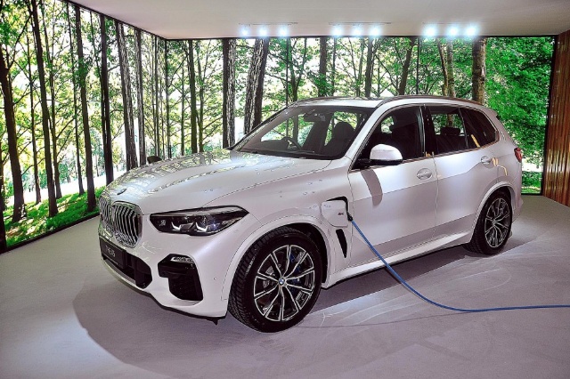X5 xDrive45e M Sport（BMWのPHEV)のリアビューの写真