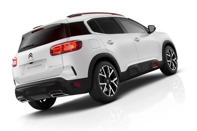 C5 XエアクロスSUV PHEV（シトロエンのPHEV)のリアビューの写真