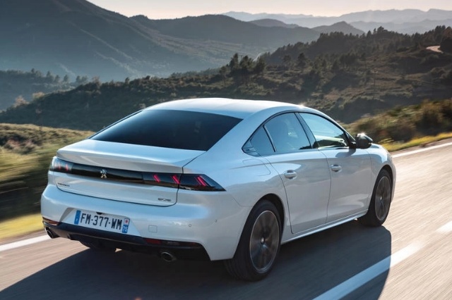 508 GT HYBRID（プジョーのEV)のリアビューの写真
