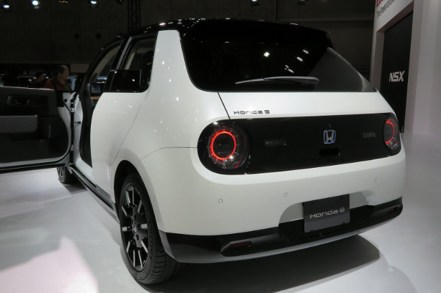 HONDA e（HONDAのEV）リアビューの写真