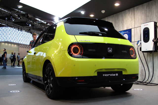 HONDA e（HONDAのEV）リアビューの写真