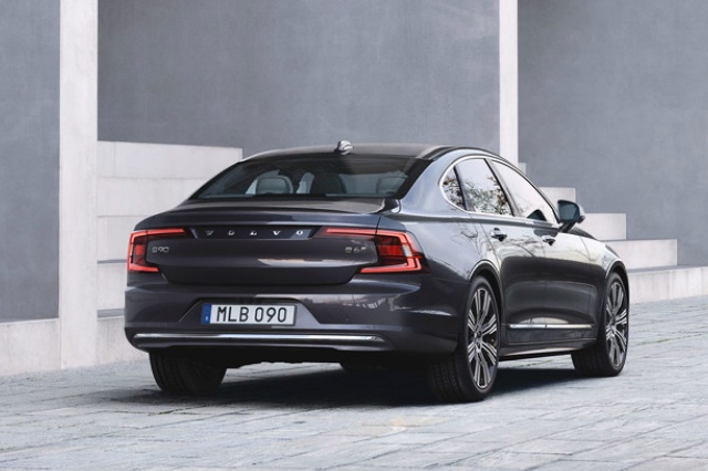 S90リチャージ アルティメイトT8 AWD プラグインハイブリッド（ボルボのEV)のリアビューの写真