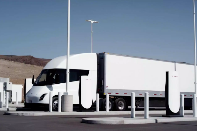 セミ（テスラのEV)の外観の写真