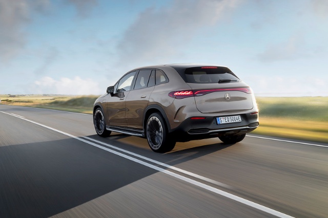  EQE SUV（メルセデスのEV)のリアビューの写真