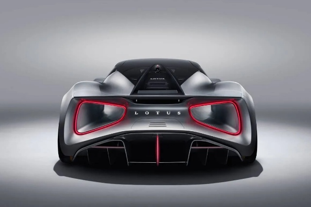 エヴァイア（ロータスのEV)のリアビューの写真