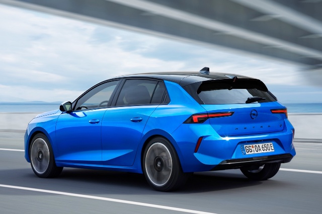 AstraElectric（オペルのEV)のリアビューの写真