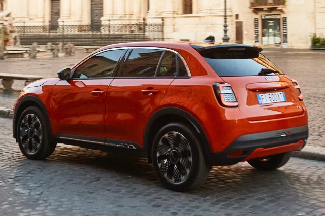 600e（FIATのEV)のリアビューの写真