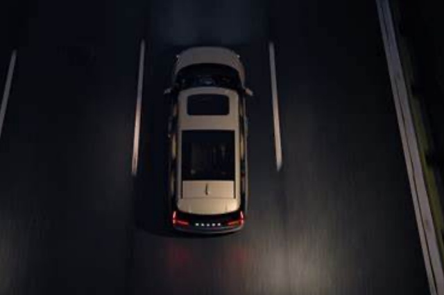 EM90（ボルボのEV)のリアビューの写真