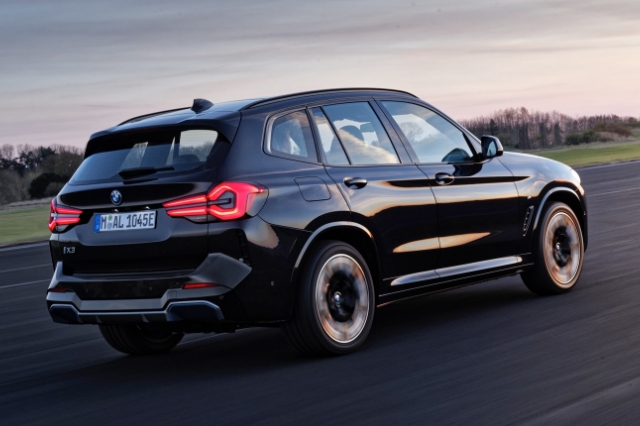 iX3（BMWのEV）リアビューの写真