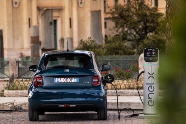 500e（FIATのEV)のリアビューの写真