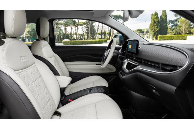 500e（FIATのEV)のインテリアの写真