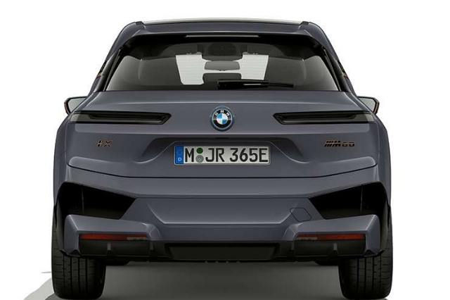 iX M60（BMWのEV)のリアビューの写真