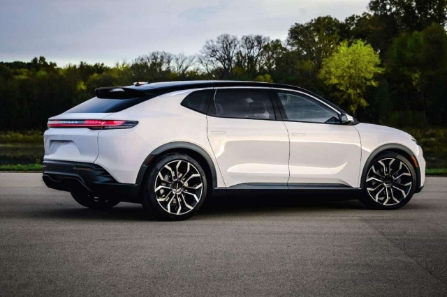 エアフロー(クライスラーのEV)のリアビューの写真