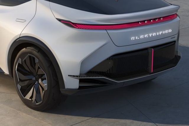 LF-Z Electrified（レクサスのEV)のリアビューの写真