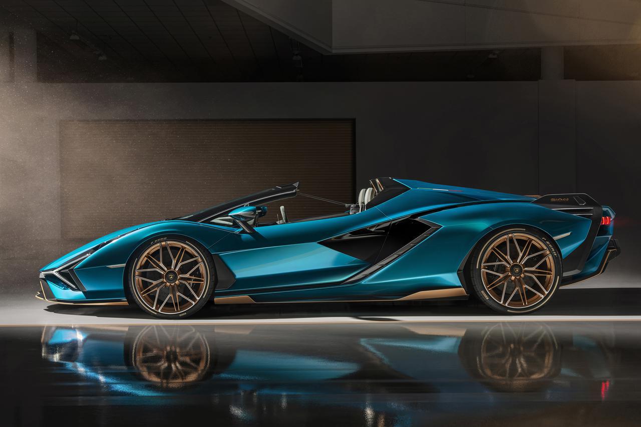 ランボルギーニ初のハイブリッドモデル「シアン」のロードスターバージョンが世界限定19台で登場