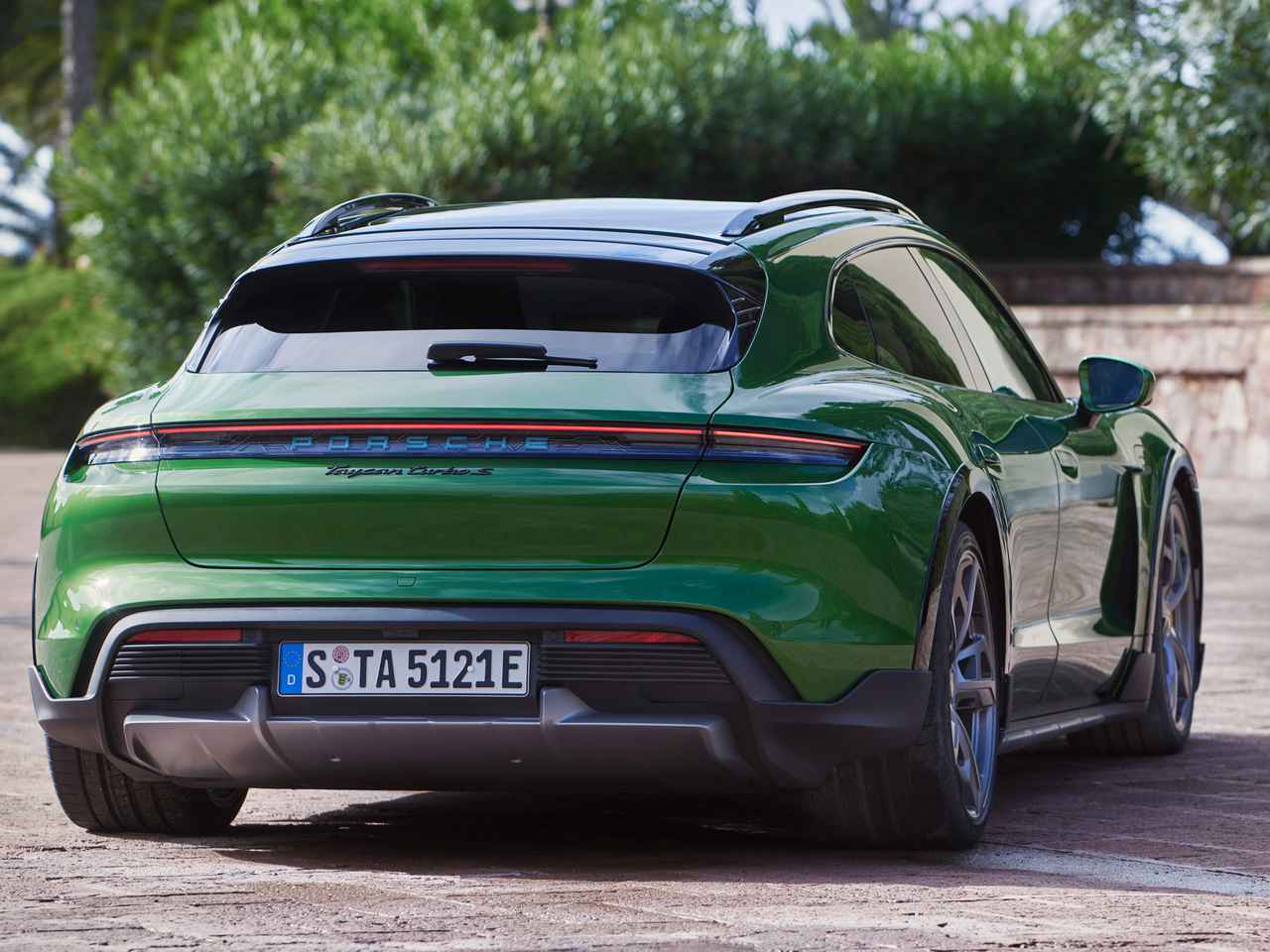 ポルシェ タイカンのSUV?「クロスツーリスモ」が日本デビュー。オフロードもイケるEVワゴン