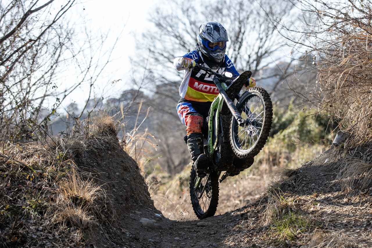 まるで自転車+バイクのような近未来の乗り物。電動バイクサーロンが見せる新しい概念