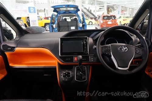 ヴォクシー(VOXY)の内装【ハイブリッドとガソリンの違いを徹底比較】