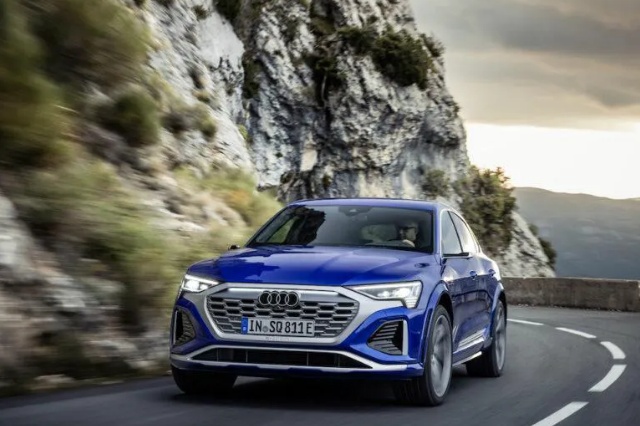 SQ8 e-tron sport backの外観写真