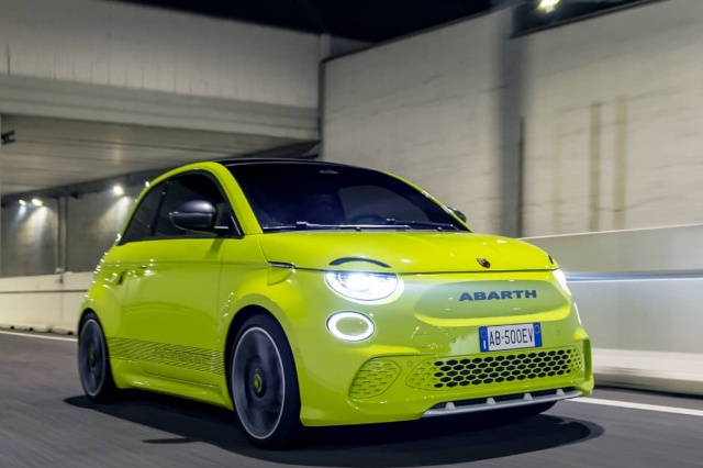 abarth 500eの外観写真