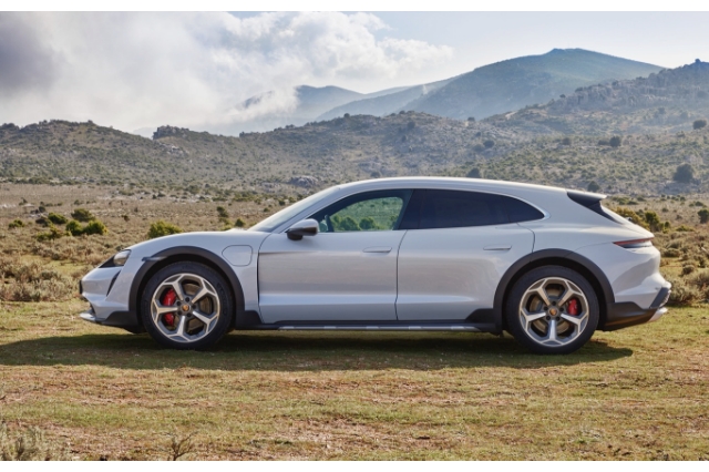 Taycan 4 Cross Turismo(タイカン クロスツーリスモ)の外観写真