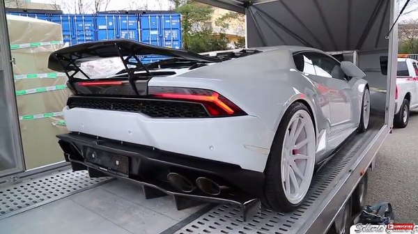 ジュネーブにて、DMC仕様のランボルギーニ「ウラカン」が搬入。その他の搬入風景もアップしてみる【動画有】