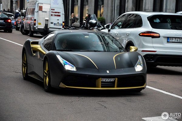 イタリアにて、何とも個性的なブラック＆ゴールドのフェラーリ「488GTB」が目撃に