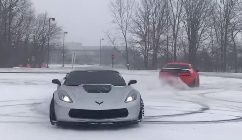2018年も最高のスベり出し。ダッジ「チャレンジャー・ヘルキャット」vsシボレー「コルベットZ06」のドーナツターンバトル【動画有】