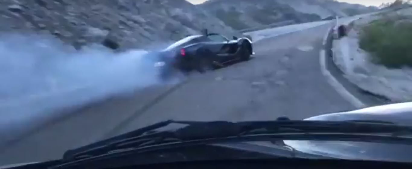 マラネロにて、「ラ・フェラーリ・アペルタ」が山を豪快に攻める【動画有】