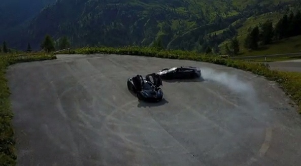 やることぶっ飛んでる。「ラ・フェラーリ」の周りを「ラ・フェラーリ」アペルタがドリフト【動画有】