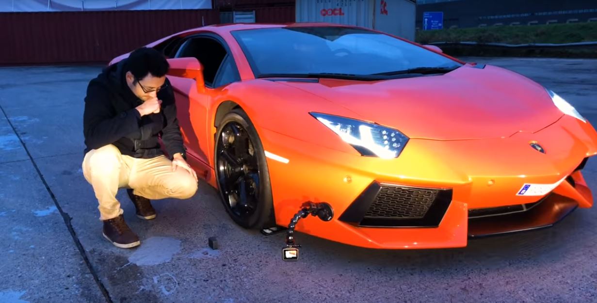 耐久実験。ランボルギーニ「アヴェンタドール」でiPhoneXを踏み潰してしまったら？【動画有】