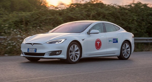 テスラ「モデルS」がたった一回の充電で1,000km走行達成。電気料金だと約700円程度？