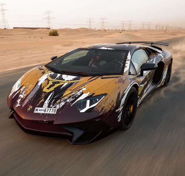 ドバイにて、砂漠をイメージしたラッピングデザインのランボルギーニ「アヴェンタドールSV」が登場